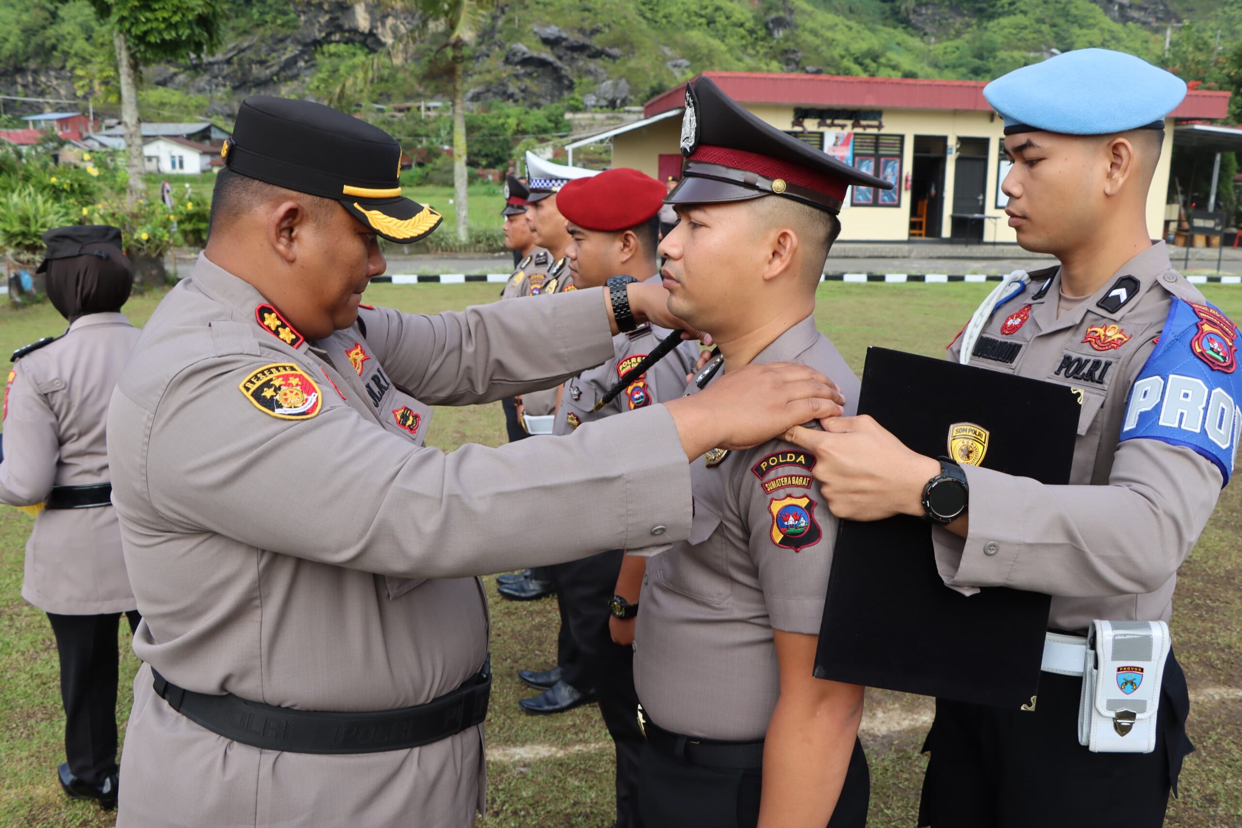 Kapolres Padang Panjang AKBP Kartyana Widyarso Wardoyo Putro, S.I.K., M.A.P., saat menganugerahi kenaikan pangkat kepada personil Polres Padang Panjang 