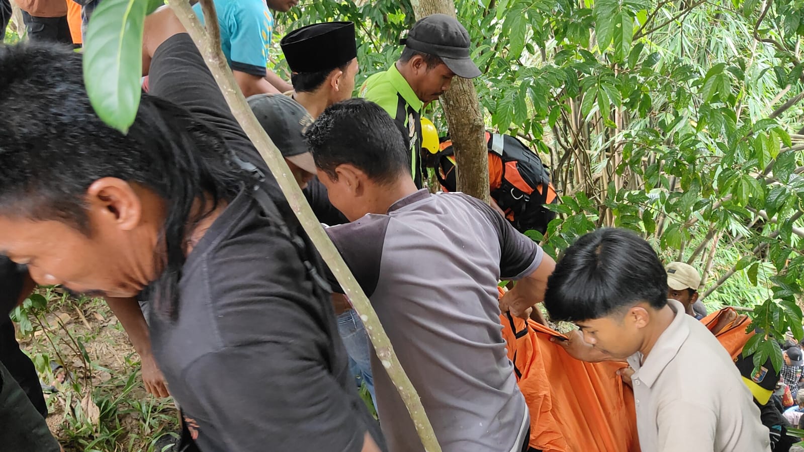 Tim SAR Gabungan evakuasi warga Natar yang tenggelam saat memancing di sungai Kandis.