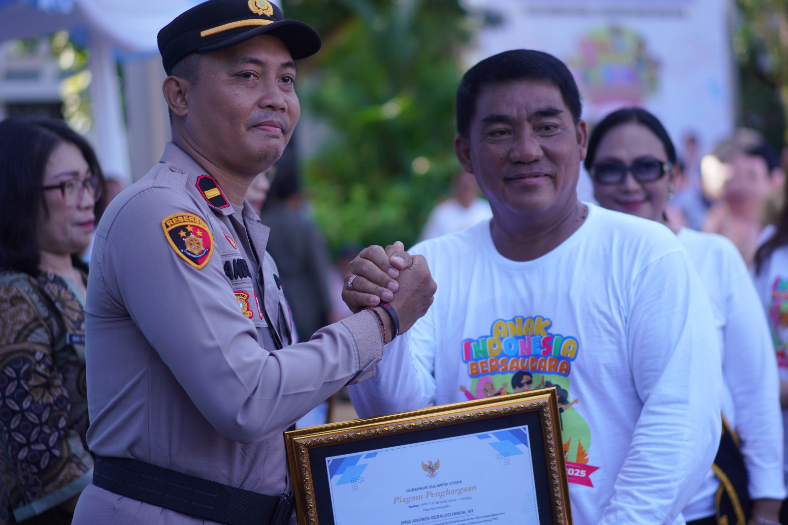 Ipda Andros Hiinur Terima Penghargaan dari DP3A Provinsi Sulut Kategori Aparat Penegak Hukum