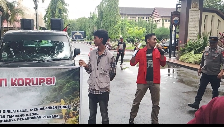 Desak Copot Kapolres dan Kanit Tipiter Maros, KOMAKS Demo Aksi Damai