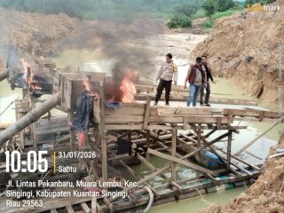 Polsek Singingi Tindak Tegas Aktivits PETI di Muara Lembu, Dua Rakit Dimusnahkan