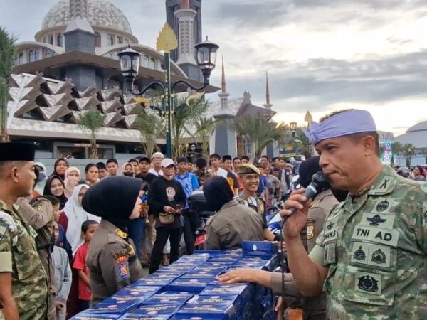Jajaran Komando Garnisun Tetap II/Bandung Berbagi 1.500 Takjil, Pererat Kedekatan TNI dan Warga Bogor