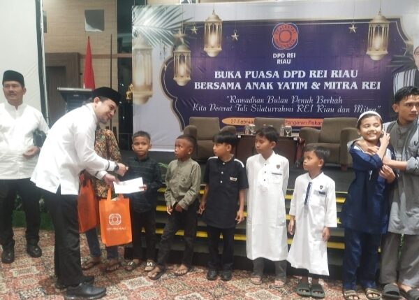 Mewakili Gubernur Riau Plt Kepala Dinas PUPR-PKPP Riau, Hadiri Buka Puasa Bersama DPD REI Riau dan Santuni Puluhan Anak Yatim