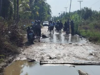 Miris, Jelang Idul Fitri, Warga Kritik Bupati Inhil Soal Jalan Rusak Parit Guntong–Pulau Kijang