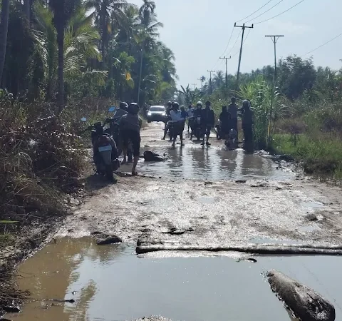 Miris, Jelang Idul Fitri, Warga Kritik Bupati Inhil Soal Jalan Rusak Parit Guntong–Pulau Kijang