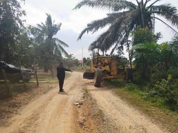 Prihatin Terhadap Kondisi Kerusakan Jalan, Ketua DPRD Inhu inisiatif Perbaiki Secara Mandiri