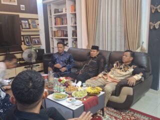 Sambangi Tokoh Riau Dr. Syahlan, Bupati Kuansing Serap Aspirasi Penataan Kota Teluk Kuantan