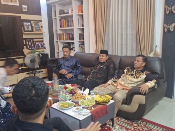 Sambangi Tokoh Riau Dr. Syahlan, Bupati Kuansing Serap Aspirasi Penataan Kota Teluk Kuantan