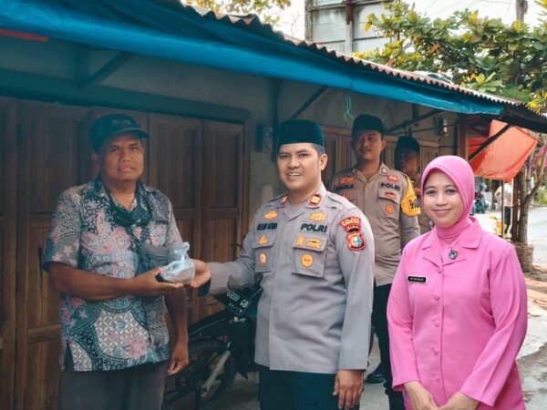 Polsek Tempuling bersama Bhayangkari Gelar Kegiatan Berbagi Takjil Ramadhan 1447 H di Sungai Salak