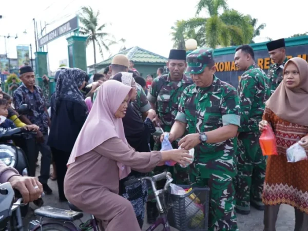 Wujud Kepedulian TNI, Kodim 0314/Inhil Kembali Berbagi Takjil Kepada Masyarakat