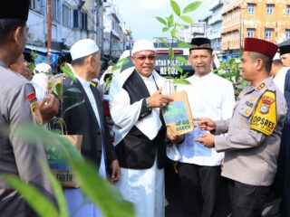 Semangat Idul Fitri dan Hari Hutan Sedunia, Polres Inhil Bagikan Bibit Pohon kepada Warga Tembilahan