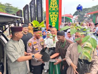 Momentum Idul Fitri dan Hari Pohon Sedunia, Polres Inhu Bagikan Bibit Pohon ke Jamaah Sholat
