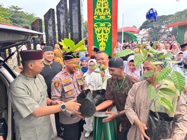 Momentum Idul Fitri dan Hari Pohon Sedunia, Polres Inhu Bagikan Bibit Pohon ke Jamaah Sholat