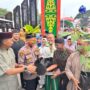 Momentum Idul Fitri dan Hari Pohon Sedunia, Polres Inhu Bagikan Bibit Pohon ke Jamaah Sholat