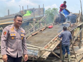 Cegah PETI, Polsek Peranap Bakar Rakit Dan Himbau Warga Hentikan Kegiatan Penambangan Illegal
