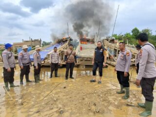 Masifkan Edukasi Kepada Warga, Polsek Peranap Kembali Bakar Rakit PETI
