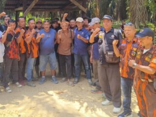 Beratribut Ormas dan Bawa Senjata Tajam, Kelompok Jonny Wardi Panen TBS di Kebun eks PT SAL