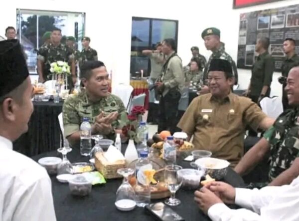Wakil Bupati Inhu Hendrizal Hadiri Buka Puasa Bersama di Mako Yonif TP 850/SC