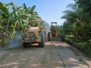 Jelang Peringatan Hari Jadi Inhu Yang KE -70, Ketua DPRD Lakukan Perbaikan Jalan Desa Pekanheran - Rantau Bakung Secara Mandiri