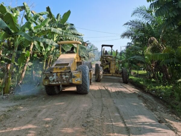 Jelang Peringatan Hari Jadi Inhu Yang KE -70, Ketua DPRD Lakukan Perbaikan Jalan Desa Pekanheran - Rantau Bakung Secara Mandiri