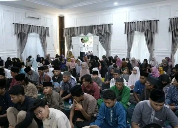 Bupati Inhu Ade Agus Hartanto Undang Ratusan Anak Yatim Berbuka Puasa Bersama di Rumah Dinas