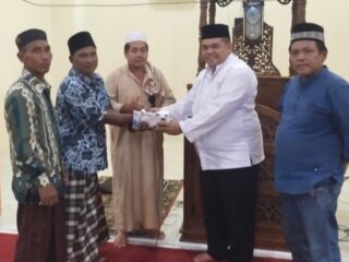 Ketua DPRD Inhu Hadir di Tengah Warga, Salurkan Bantuan Rp25 Juta untuk Pembangunan Kubah Masjid Nurul Hidayah