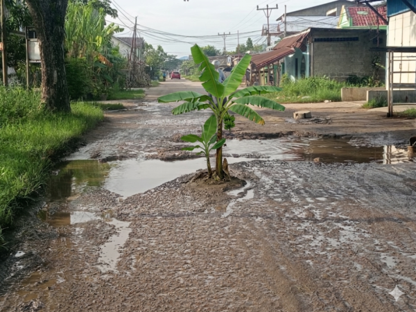 Bertahun-tahun Rusak Parah, Jalan Pekan Arba Tembilahan Kerap Sumbang Kecelakaan bagi Pengendara