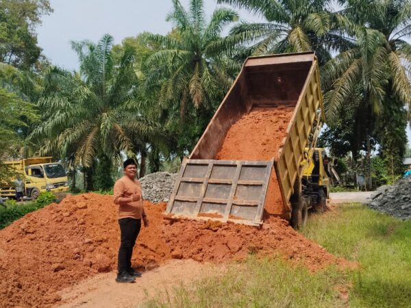 Ketua DPRD Inhu Perbaiki Jalan Putus di Petalongan Pakai Dana Pribadi
