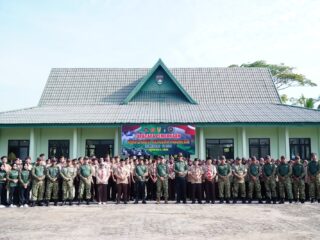 Pramuka Kwarcab 04.02 Inhil Ikuti KKRI 2026   INHIL – Pramuka Kwartir Cabang (Kwarcab) 04.02 Kabupaten Indragiri Hilir (Inhil) mengikuti kegiatan Korps Kadet Republik Indonesia (KKRI) Semester I Tahun 2026 yang dilaksanakan di Makodim 0314/Inhil, Sabtu (23/5/2026).   Kegiatan tersebut diikuti oleh para siswa dan siswi tingkat SLTA sederajat dari berbagai gugus depan di Kabupaten Inhil. Selama dua hari, para peserta akan menerima berbagai materi teori maupun praktik yang diberikan langsung oleh para instruktur.   Kegiatan KKRI dibuka langsung oleh Komandan Kodim (Dandim) 0314/Inhil, Letkol Arm Wahib Mustofa Fathurrahman, M.Han., dan di hadiri Kapolres Inhil AKBP Farouk Oktora, S.H., S.I.K., Sekda Inhil Drs. H. Tantawi Jauhari, M.M., Kasdim 0314/Inhil, para Perwira Kodim 0314/Inhil, serta para pembina dan instruktur Pramuka.   Dalam sambutannya, Dandim 0314/Inhil menyampaikan bahwa kegiatan KKRI bukan sekadar agenda berkumpul maupun berkemah biasa, melainkan sarana strategis dalam rangka pemberdayaan wilayah pertahanan sekaligus wadah pembinaan generasi muda agar memiliki karakter yang tangguh.  “Melalui latihan ini kita ingin menanamkan jiwa korsa, disiplin tinggi, dan rasa cinta tanah air yang mendalam kepada para peserta,” ujar Dandim.   Ia menegaskan, tantangan bangsa ke depan semakin kompleks sehingga generasi muda harus membekali diri dengan mental juang yang kokoh, integritas, serta budi pekerti luhur agar mampu menjadi teladan di tengah masyarakat.   Dandim berpesan kepada seluruh peserta agar memanfaatkan momentum kegiatan tersebut untuk belajar bekerja sama, mengembangkan kemampuan diri, serta menyerap seluruh materi kebangsaan dan bela negara yang diberikan oleh instruktur.  “Manfaatkan kegiatan ini sebaik mungkin untuk meningkatkan disiplin, memperkuat semangat kebersamaan, serta membangun karakter kepemimpinan,” pesannya.   Selain itu, Dandim juga berpesan kepada para instruktur agar memberikan pembinaan terbaik dengan tetap mengutamakan faktor keamanan dan keselamatan selama kegiatan berlangsung.   Ia berharap para instruktur dapat membimbing peserta dengan penuh dedikasi sehingga tujuan pelaksanaan KKRI dapat tercapai secara maksimal.(Mhd)
