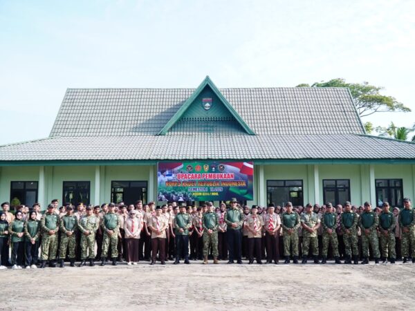 Pramuka Kwarcab 04.02 Inhil Ikuti KKRI 2026   INHIL – Pramuka Kwartir Cabang (Kwarcab) 04.02 Kabupaten Indragiri Hilir (Inhil) mengikuti kegiatan Korps Kadet Republik Indonesia (KKRI) Semester I Tahun 2026 yang dilaksanakan di Makodim 0314/Inhil, Sabtu (23/5/2026).   Kegiatan tersebut diikuti oleh para siswa dan siswi tingkat SLTA sederajat dari berbagai gugus depan di Kabupaten Inhil. Selama dua hari, para peserta akan menerima berbagai materi teori maupun praktik yang diberikan langsung oleh para instruktur.   Kegiatan KKRI dibuka langsung oleh Komandan Kodim (Dandim) 0314/Inhil, Letkol Arm Wahib Mustofa Fathurrahman, M.Han., dan di hadiri Kapolres Inhil AKBP Farouk Oktora, S.H., S.I.K., Sekda Inhil Drs. H. Tantawi Jauhari, M.M., Kasdim 0314/Inhil, para Perwira Kodim 0314/Inhil, serta para pembina dan instruktur Pramuka.   Dalam sambutannya, Dandim 0314/Inhil menyampaikan bahwa kegiatan KKRI bukan sekadar agenda berkumpul maupun berkemah biasa, melainkan sarana strategis dalam rangka pemberdayaan wilayah pertahanan sekaligus wadah pembinaan generasi muda agar memiliki karakter yang tangguh.  “Melalui latihan ini kita ingin menanamkan jiwa korsa, disiplin tinggi, dan rasa cinta tanah air yang mendalam kepada para peserta,” ujar Dandim.   Ia menegaskan, tantangan bangsa ke depan semakin kompleks sehingga generasi muda harus membekali diri dengan mental juang yang kokoh, integritas, serta budi pekerti luhur agar mampu menjadi teladan di tengah masyarakat.   Dandim berpesan kepada seluruh peserta agar memanfaatkan momentum kegiatan tersebut untuk belajar bekerja sama, mengembangkan kemampuan diri, serta menyerap seluruh materi kebangsaan dan bela negara yang diberikan oleh instruktur.  “Manfaatkan kegiatan ini sebaik mungkin untuk meningkatkan disiplin, memperkuat semangat kebersamaan, serta membangun karakter kepemimpinan,” pesannya.   Selain itu, Dandim juga berpesan kepada para instruktur agar memberikan pembinaan terbaik dengan tetap mengutamakan faktor keamanan dan keselamatan selama kegiatan berlangsung.   Ia berharap para instruktur dapat membimbing peserta dengan penuh dedikasi sehingga tujuan pelaksanaan KKRI dapat tercapai secara maksimal.(Mhd)
