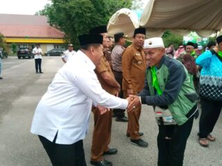 214 Jamaah Haji Kloter 10 Batam Tiba di Inhu, Wabup Hendrizal Bersama Ketua DPRD Sabtu P. Sinurat Sambut dengan Haru