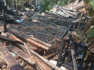 Diduga Korsleting Listrik, Dua Rumah Warga di Seberang Tembilahan Hangus Terbakar