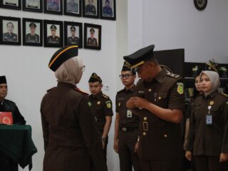 Kajari Inhu Lantik Zulhakim Sebagai Kasubbag Pembinaan, Pesan Kinerja Terbaik di Tengah Sorotan