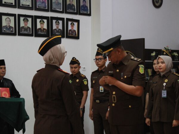 Kajari Inhu Lantik Zulhakim Sebagai Kasubbag Pembinaan, Pesan Kinerja Terbaik di Tengah Sorotan