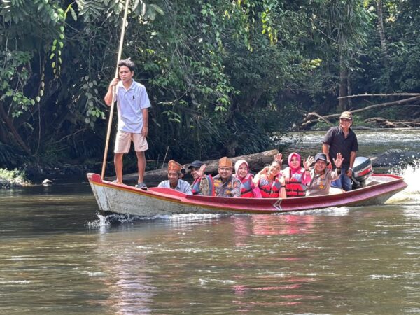 Bakti Sosial Hari Bhayangkara ke-80, Kapolres Inhu Susuri Sungai Gansal ke Pedalaman Suku Talang Mamak