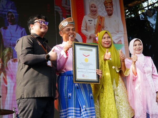 Pecahkan Rekor MURI, 6.100 Penari Joget Mande Banjiri Jalan Swarnabumi Tembilahan