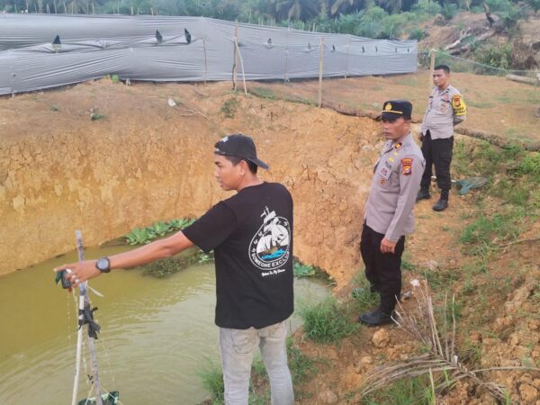 Dukung Ketahanan Pangan, Kapolsek Batang Cenaku Sambangi Peternak Ikan Nila