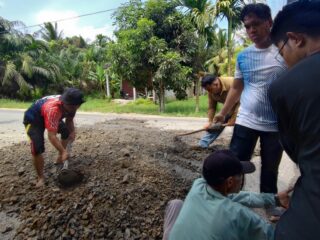 Pemdes Sungai Gantang Gandeng Swasta Tambal Jalan Provinsi Demi Keselamatan Pengendara
