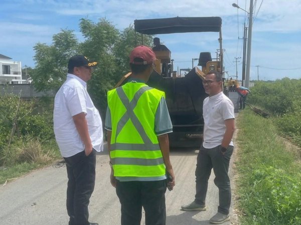 Kadis PUPR Banda Aceh pantau langsung pengaspalan jalan kupula I