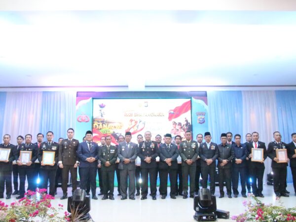 Syukuran Hari Bhayangkara, Kapolres Inhu Berikan Penghargaan kepada 19 Personel Berprestasi