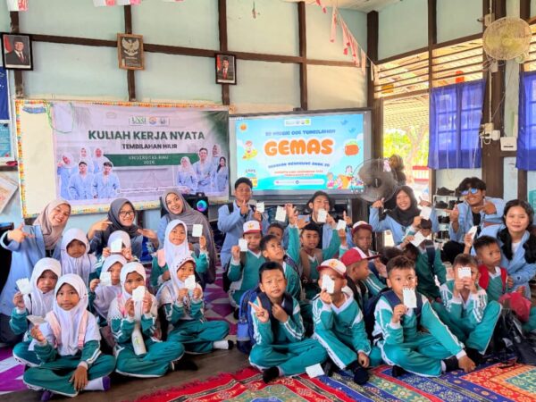 Gaungkan Budaya Menabung Sejak Dini, Mahasiswa Kukerta UNRI Gelar Program GEMAS di SDN 005 Tembilahan