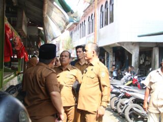 Bupati Herman Tinjau TPS Pedagang Yos Sudarso, Percepat Relokasi Demi Kelancaran Pembangunan Pasar Rakyat