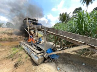 Sisir Aktivitas PETI di Aliran Sungai dengan Speed Boat, Polisi Bakar Rakit Penambang