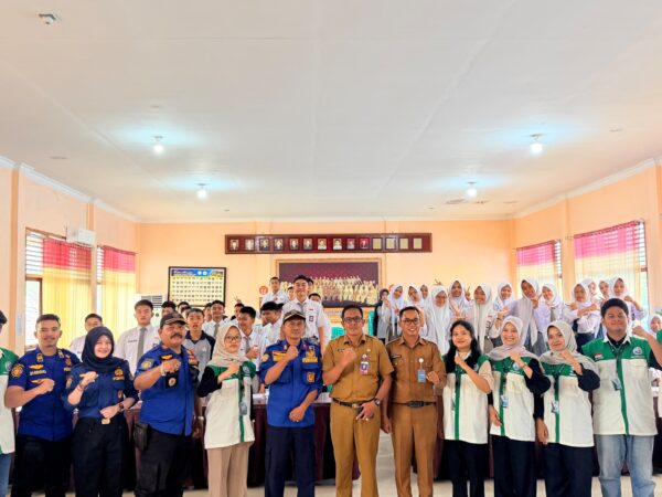 Tingkatkan Kesiapsiagaan Bencana, Mahasiswa Kukerta UNRI Gelar Pelatihan APAR di SMKN 1 Tembilahan