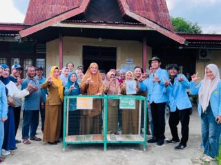 Kukerta UNRI Tembilahan Hilir dan DLHP Kabupaten Indragiri Hilir Bersinergi Mengedukasi Masyarakat tentang Pemilahan Sampah