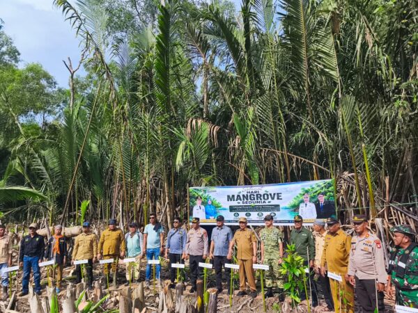 Peringati Hari Mangrove Se-Dunia, Polres dan Kodim 0314/Inhil Gelar Penanaman Pohon Serentak di Sapat
