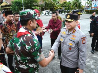 Perkuat Sinergitas TNI-Polri, Dandim 0314/Inhil Sambut Kunjungan Kerja Kapolda Riau di Lapangan Kantor Bupati
