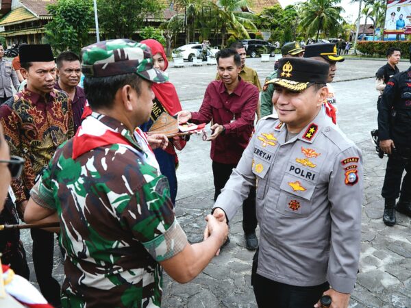 Perkuat Sinergitas TNI-Polri, Dandim 0314/Inhil Sambut Kunjungan Kerja Kapolda Riau di Lapangan Kantor Bupati