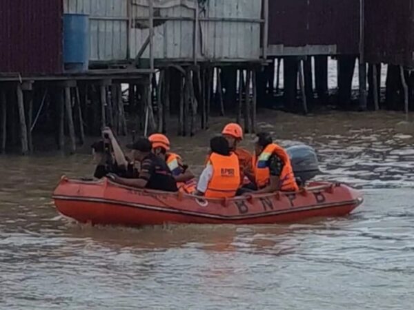 Korban Gigitan Monyet Liar di Tembilahan Bertambah Jadi 10 Orang, Tim Gabungan Sisir Permukiman Gunakan Perahu Karet