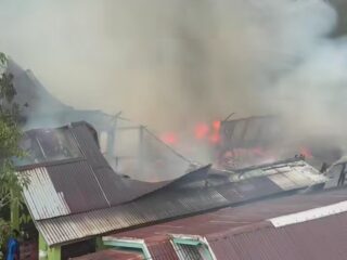 Breaking news, Dua Rumah di Tembilahan Hilir Hangus Terbakar, Petugas Sempat Terkendala Air Sungai Surut